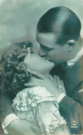 COUPLE - Un Couple S'embrassant  - Carte Postale Ancienne - Paare