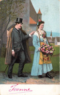 COUPLE - Un Couple Dans La Rue - Homme En Costume Et Marchande - Carte Postale Ancienne - Paare