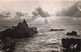 FRANCE - Biarritz - En Pays Basque - Le Rocher De La Vierge Au Crépuscule Sur L'océan  -  Carte Postale Ancienne - Biarritz