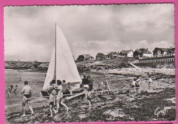 D44 - PRÉFAILLES - LA GRANDE PLAGE - Personnes Et Enfants-Voilier-Maisons - CPM Dentelée Grand Format En Noir Et Blanc  - Préfailles