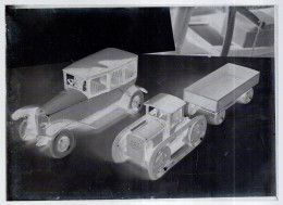 Plaque De Verre Représantant 2 Jouets Anciens. Un Véhicule Automobile Ancien Et Un Tracteur à Chenilles Avec Sa Remorque - Glass Slides