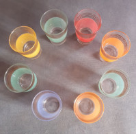 Lot De 8 Verres à Liqueur Vintage  Années 60/70 En Différentes Couleurs Aspect  Givré Ou Granité, Et Dorures - Verres