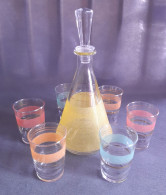 Service à Liqueur Vintage Années 60/70, Avec Une Carafe Jaune Et 6 Verres En 3 Fois 2 Couleurs,  Aspect  Givré Ou Granit - Glasses