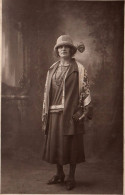 Mode - Carte Photo - Femme En Belle Tenue Et Chapeau - Moda