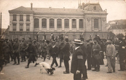 Roubaix - Carte Photo - Défilé De Prisonniers Allemands Dans La Ville - Militaria - 49ème Régiment Territorial - Roubaix