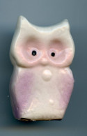 JOLIE MINIATURE DECORATIVE - CHOUETTE OU HIBOU - ROSE PARME ET BLANC - HAUTEUR : 4,2 Cm - Largeur 2,5 Cm - Tiere