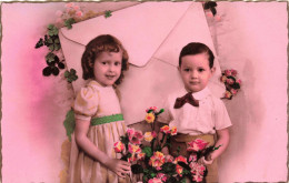 ENFANTS - Deux Enfants Tenant Des Fleurs - Colorisé - Carte Postale Ancienne - Portraits