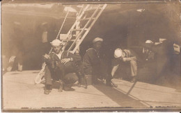 Militaria Soldats Armée - Carte Américaine Usa - Sur Un Navire Avec Les Mariness Carte Photo Goat - Personen