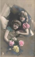 ENFANTS - Deux Petites Filles Dans Un Lit Avec Des Fleurs - Colorisé - Carte Postale Ancienne - Portraits