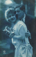 COUPLE - Une Femme Tenant Des Fleurs - Carte Postale Ancienne - Paare