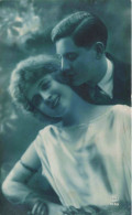 COUPLE - Un Homme Embrassant L'oreille D'une Femme - Carte Postale Ancienne - Paare