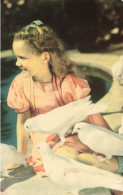 ENFANT - Portrait - Petite Fille Près D'une Piscine Et Des Colombes - Colorisé - Carte Postale Ancienne - Portraits