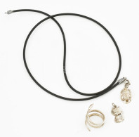 Ezüst (Ag) Kígyós Gyűrű. Jelzett 3,59 G + Ezüst Cicás Medál 0,6 G + Ezüst Medál Bőr Nyakláncon - Other & Unclassified