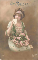 FOLKLORE - Un Baiser - Femme En Tenue Traditionnelle  - Carte Postale Ancienne - Costumi