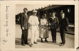 * T2/T3 1930 Arad, Csoportkép A Vasútállomáson, Vonat / Railway Station. Photo (EK) - Non Classificati