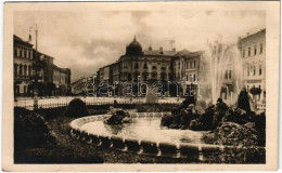 T2/T3 1925 Besztercebánya, Banská Bystrica; Fő Tér, Rák Szálloda, üzletek, Szökőkút. F. Machold Kiadása / Main Square, H - Ohne Zuordnung