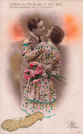 COUPLE - Comme Ces Fleurs Que Le Jour Dore - Colorisé - Carte Postale Ancienne - Paare