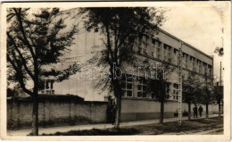 T2/T3 1943 Újverbász, Novi Vrbas (Verbász, Vrbas); Elemi Iskola / Elementary School (ragasztónyom / Glue Marks) - Sin Clasificación