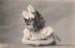 ENFANTS - Portrait Petite Fille - Ruban Dans Les Cheveux - Colorisé - Carte Postale Ancienne - Ritratti