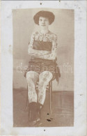 ** T4 Tetovált Nő A Századfordulóról / Circus Acrobat, Tattooed Woman From ~1905. Photo (lyukak / Pinholes) - Ohne Zuordnung