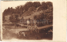 T2/T3 1917 Osztrák-magyar Katonák ülnek Egy Fahídon / WWI Austro-Hungarian K.u.K. Military, Soldiers Sitting On A Wooden - Unclassified