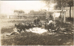 * T1/T2 Első Világháborús Osztrák-magyar Katonák Piknikeznek A Trén Mellett / WWI K.u.k. Military, Soldiers Having A Pic - Unclassified