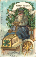 T2/T3 1907 A Happy New Year! New Year Greeting Art Postcard, Saint Nicholas Driving An Automobile Decorated With Clovers - Non Classés