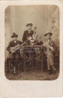 ** T2/T3 Boys' Violin Trio. Photo (EK) - Non Classés