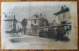 Pionnière - La Motte Servolex - Tramways De La Savoie N°5, Place Centrale - Café, Restaurant, Bureau Du Tramway Au Fond - La Motte Servolex