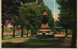 CPA   59     LANDRECIES  Le Jardin Public Et Le Monument Aux Morts - Landrecies