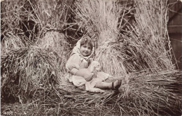 ENFANTS - Portrait D'une Petite Fille Dans Du Foins Avec Un Agneau - Carte Postale Ancienne - Portraits
