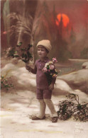 ENFANTS - Portrait - Un Enfant Dans La Neige Tenant Des Fleurs - Colorisé - Carte Postale Ancienne - Ritratti