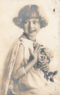 ENFANTS - Portrait - Petite Fille Avec Une Rose - Colorisé - Carte Postale Ancienne - Ritratti