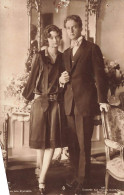 PHOTOGRAPHIE - Un Couple Se Tenant Les Mains - Carte Postale Ancienne - Photographs