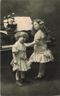 PHOTOGRAPHIE - Deux Sœurs Jouant Du Piano - Carte Postale Ancienne - Photographs