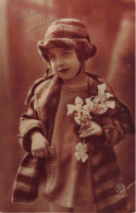 ENFANTS - Bonne Fête - Portrait D'une Petite Fille Avec Des Fleurs - Carte Postale Ancienne - Ritratti
