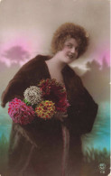 CARTE PHOTO - Portrait D'une Femme Tenant Des Fleurs  - Colorisé - Carte Postale Ancienne - Photographs