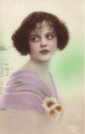 CARTE PHOTO - Jeune Femme Avec Un Châle Violet - Colorisé - Carte Postale Ancienne - Photographs