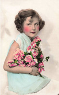 ENFANT - Petite Fille Tenant Un Bouquet De Fleurs - Colorisé - Carte Postale Ancienne - Retratos