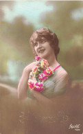 FANTAISIE - Jeune Femme Tenant Des Fleurs - Colorisé - Carte Postale Ancienne - Femmes