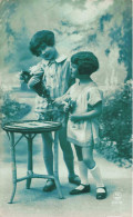 ENFANTS - Deux Enfants Dans Un Jardin Tenant Des Fleurs  - Carte Postale Ancienne - Retratos