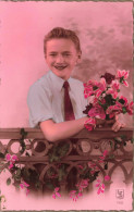 ENFANTS - Un Garçon Avec Des Fleurs  - Carte Postale Ancienne - Portraits