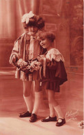 ENFANTS - Fillettes Prises En Photo - Carte Postale Ancienne - Ritratti