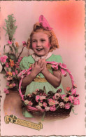 ENFANTS - Bonne Fête - Petite Fille Avec Un Panier De Fleurs - Colorisé - Carte Postale Ancienne - Portraits