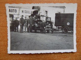 MOULINS ALLIER 03 SOLDATS ALLEMANDS ET VEHICULES CROIX ROUGE DEVANT LE GARAGE ELEC AUTO M. GUILLAUMIN - 1939-45