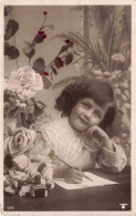 ENFANT - Petite Fille écrivant Une Lettre - Carte Postale Ancienne - Ritratti