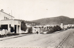 MAROC OUEZZANE LA POSTE ET L' ENTREE DE LA VILLE PAR LA ROUTE DE FES CARTE PHOTO DENTELEE RARE - Guelma