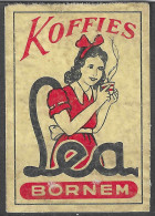 NEDERLANDS FABRIKAAT  VINTAGE 1950s   Phillumeny MATCHBOX LABEL VIGNETTE Koffies Lea Bornem  3.5 X 5   Cm  RARE - Luciferdozen - Etiketten