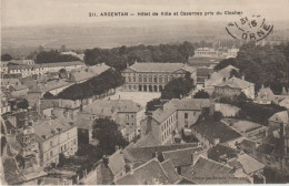 Militaria. (61) ARGENTAN . Hôtel De Ville Et CASERNES,  Pris Du Clocher - Casernas