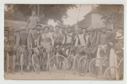 CARTE PHOTO : CYCLISTES AVANT LE DEPART D'UNE COURSE - VELOS - CHAMBRES A AIR AUTOUR DE LA POITRINE - 2 SCANS - - Ciclismo